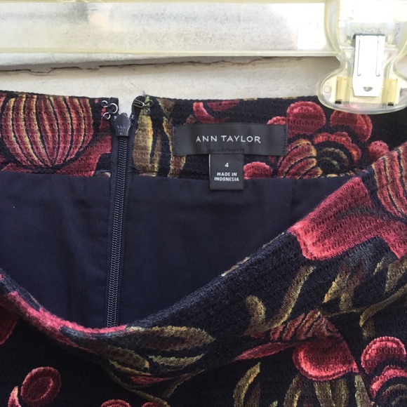 Ann Taylor black floral pencil skirt in fall colors 4 NWOT - Picture 5 of 5